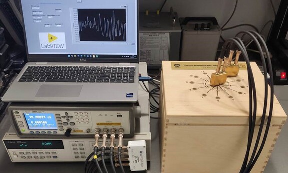 Stanowisko do badań współczynników temperaturowych i testowania oprogramowania LabVIEW sterującego przyrządami Agilent 3458A i Agilent E4890A (po prawej stronie fotografii widoczny zmodernizowany układ do badań nieliniowości samplerów)